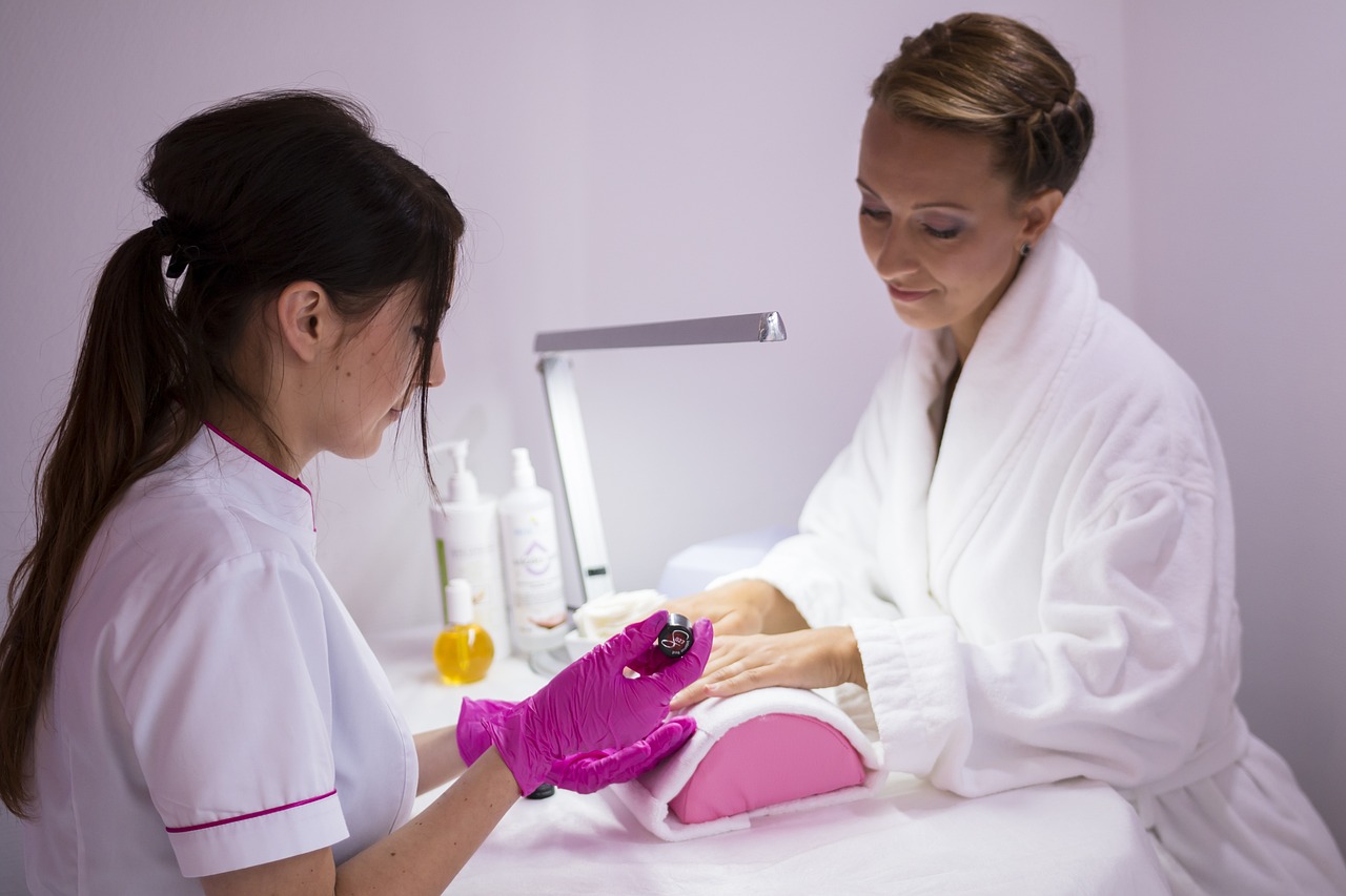 Servicio de manicure en un espacio de belleza